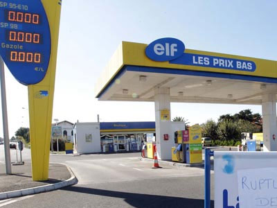 Κλειστά παραμένουν τα διυλιστήρια στη Γαλλία