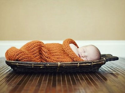 Προσπάθησε να πουλήσει τον εγγονό της