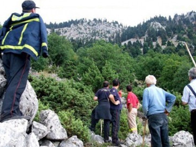 ΙΧ με τέσσερα άτομα έπεσε σε χαράδρα