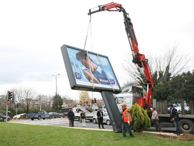 Αποξήλωση παράνομων πινακίδων στο Μαρούσι