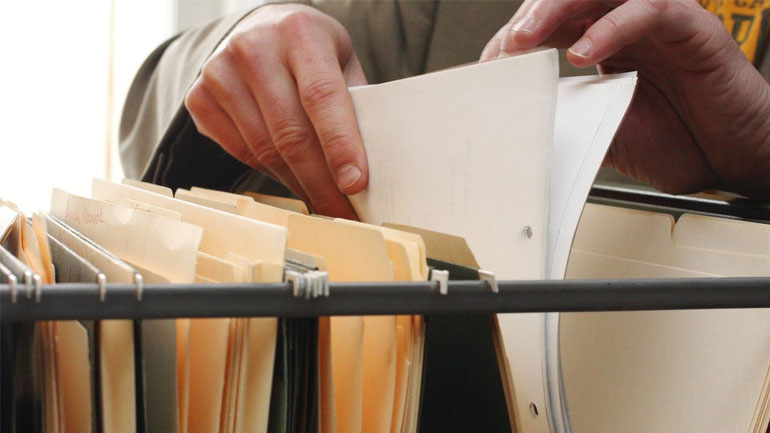 «Δανείστηκε» το απολυτήριο της αδερφής της για να διοριστεί