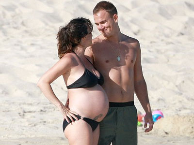 Βόλτα στην παραλία με την κοιλίτσα