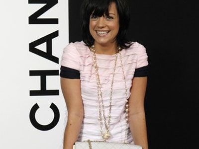 Η Chanel απέλυσε την Lily Allen