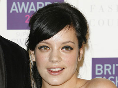 Η Lily Allen ταλαιπωρείται ακόμα στο νοσοκομείο