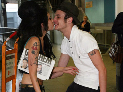 Η Amy Winehouse αποχαιρετά τις γάτες της