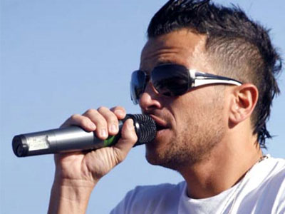 Ο Peter Andre κοιτάει μπροστά