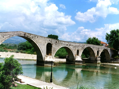 Ολημερίς το χτίζανε, το βράδυ γκρεμιζόταν