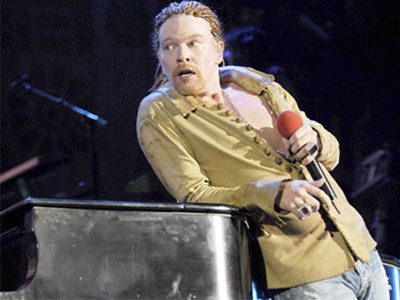 Ο Axl Rose χτύπησε παπαράτσι