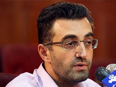 Περπατά και πάλι στους δρόμους της Τεχεράνης