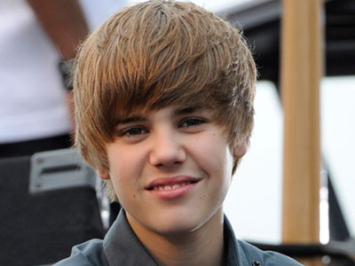 Ο Justin Bieber «κοιτάζει» τις μεγαλύτερες γυναίκες