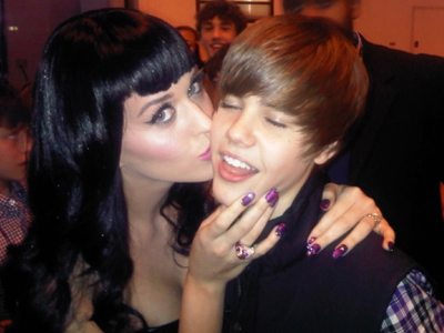 Όλοι θέλουν λίγο από τον Justin Bieber