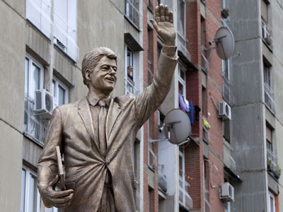 Αποκαλυπτήρια στην Πρίστινα για το άγαλμα του Bill Clinton παρουσία του ιδίου