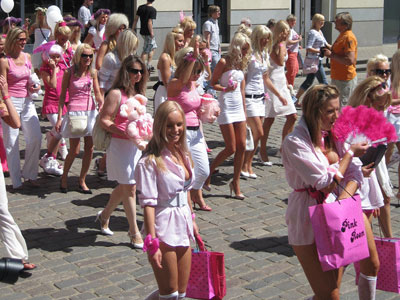 Γέμισε ξανθιές η Ρήγα