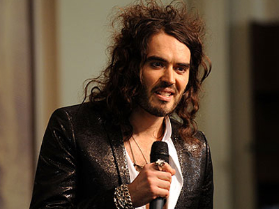 Ο Russell Brand είναι νηφάλιος και το φωνάζει