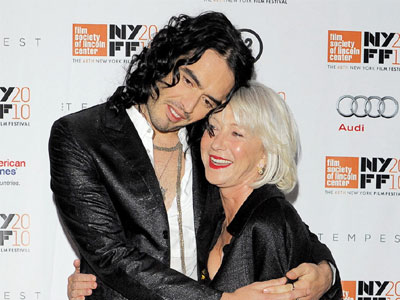 Ο Russell Brand αγκαλιά με την Helen Miren
