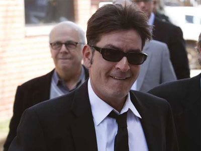 Ο Charlie Sheen κάνει τη ζωή του