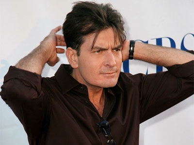 Ο Charlie Sheen δεν βάζει μυαλό!