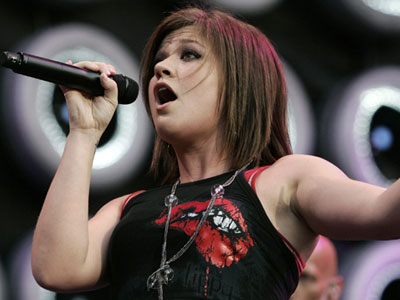 Σάλος για συναυλία της Kelly Clarkson