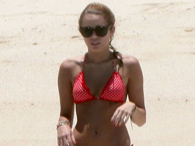 Η Miley Cyrus και το κόκκινο bikini