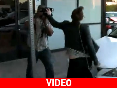 Η Miley Cyrus επιτίθεται σε paparazzi Η Miley Cyrus επιτίθεται σε paparazzi