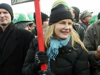 Η Daryl Hannah σώζει τον πλανήτη