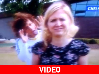 Ποδοσφαιριστής κοροϊδεύει δημοσιογράφο