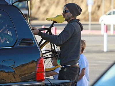 Ο Beckham κάνει ποδήλατο προσέχοντας τα παιδιά