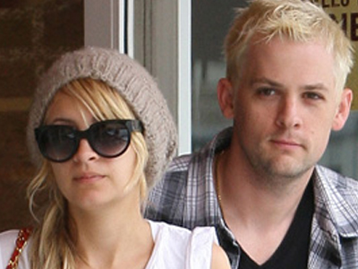 Το δεύτερο παιδί θυμίζει κάτι από… πειρατή