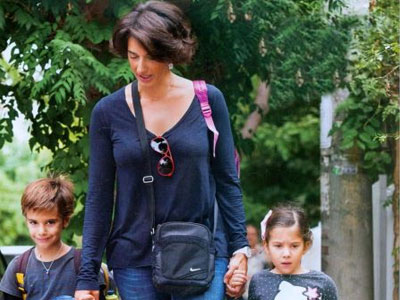 Νόνη Δούνια: Βόλτα με τα παιδιά της