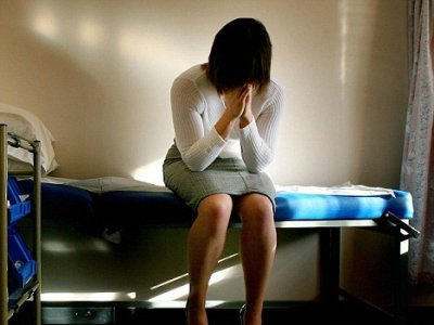 Καταγγέλλει ότι την μέθυσε και τη βίασε