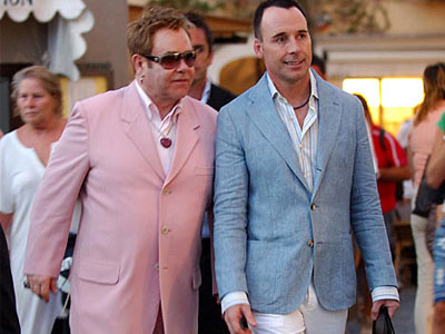 Δεν εγκαταλείπει την υιοθεσία ο Elton John