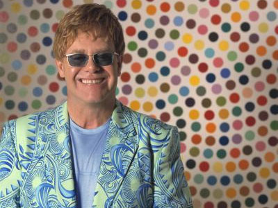 Οι γιορτινές επισκέψεις του Elton John