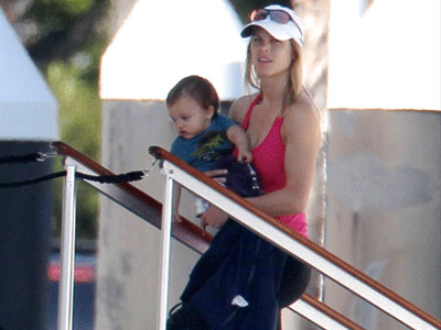 Τον παράτησε και πήγε στο γιοτ