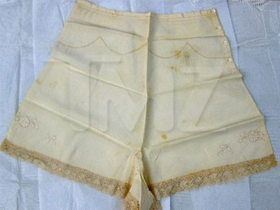 Σε δημοπρασία τα εσώρουχα της βασίλισσας