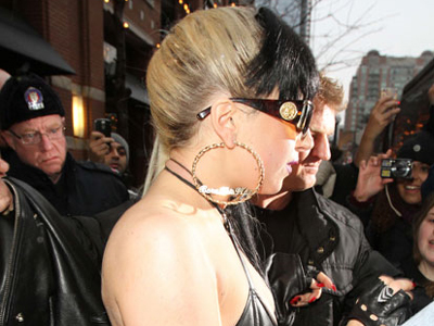 Lady Gaga: Με διχτυωτό καλσόν στην βροχή