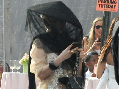 «Χαντάκωσε» τη μικρή αδελφή της