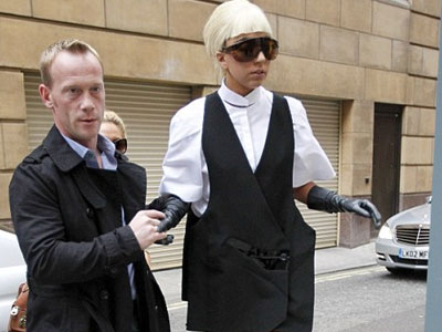 Η Lady Gaga πάει για yoga ντυμένη…