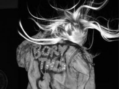 Η Lady Gaga αποκαλύπτει τα οπίσθιά της