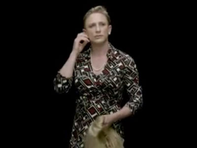 Ο James Bond ντύθηκε γυναίκα