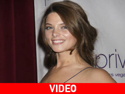 Η Ashley Greene κοιτάει μπροστά