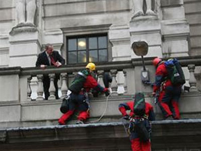 Κατέλαβαν τη σκεπή του Κοινοβουλίου