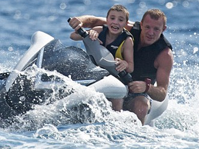 Ο Guy Ritchie, το μοντέλο και το κότερο