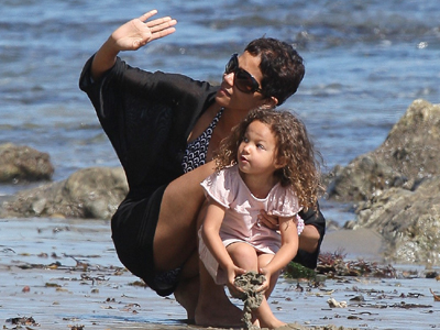 Η Halle Berry με την μικρή στην παραλία