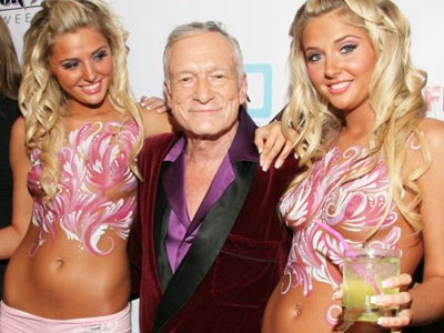 Ο Hugh Hefner διώχνει τις δίδυμες