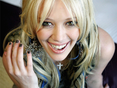 «Κόπηκε» η Hilary Duff