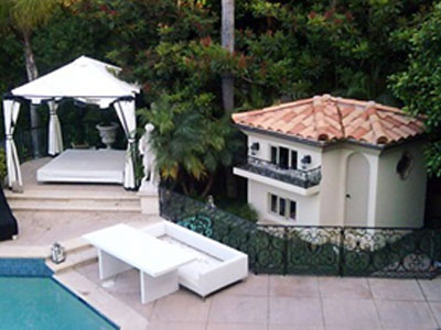 Ένα διώροφο για τα σκυλάκια της!