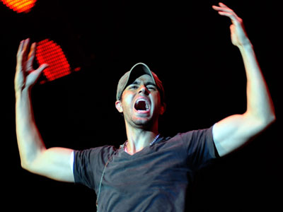 Ποια άφησε στα «κρύα του λουτρού» ο Enrique Iglesias;