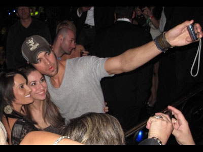 Ξέρει να περνάει καλά ο Enrique Inglesias