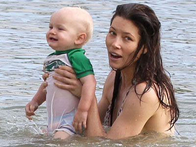 Η Jessica Biel ασυνόδευτη στην παραλία