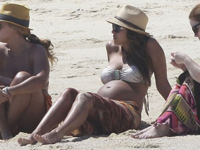 Η Jessica Alba και η κοιλίτσα της στην παραλία